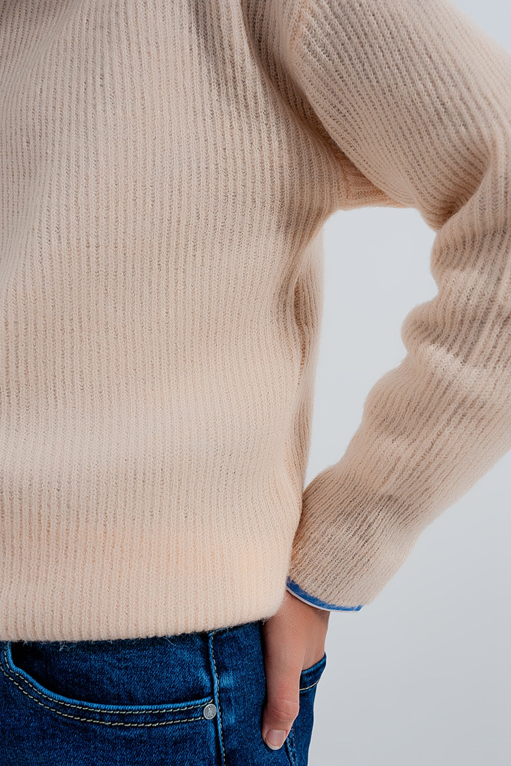 Maglione girocollo di colore beige