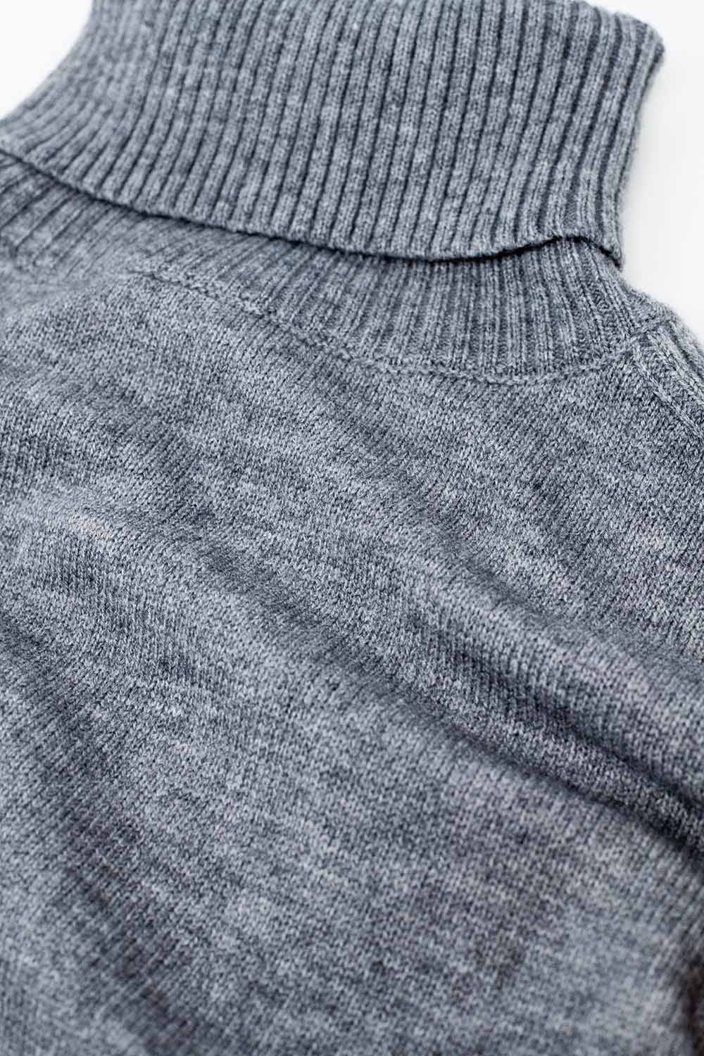 maglione grigio ampio con maniche a coste