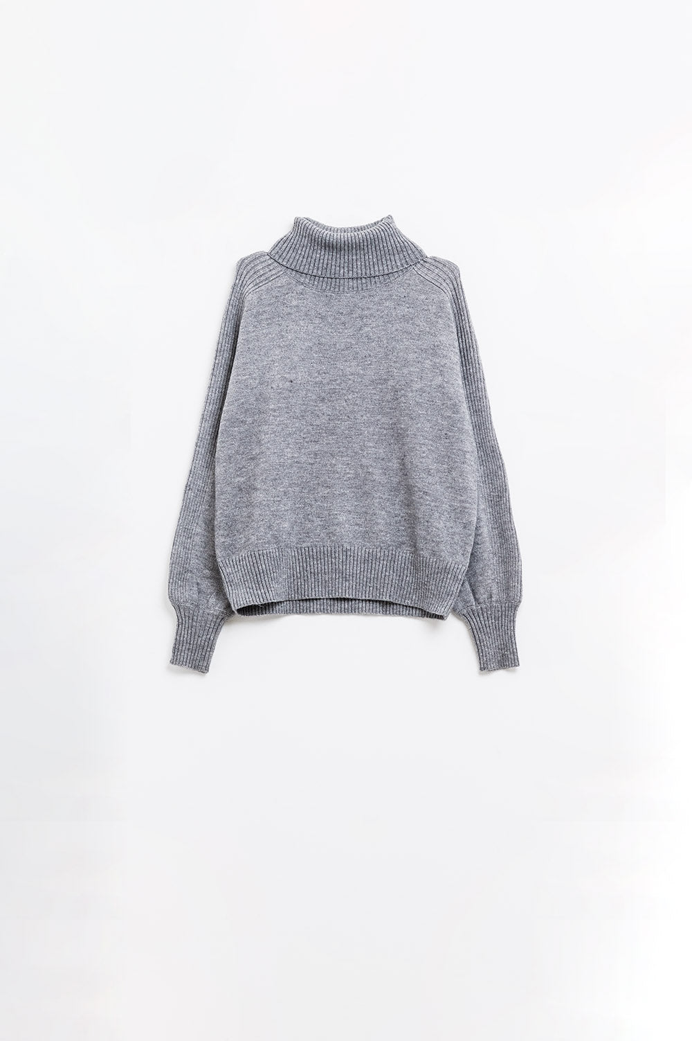 maglione grigio ampio con maniche a coste