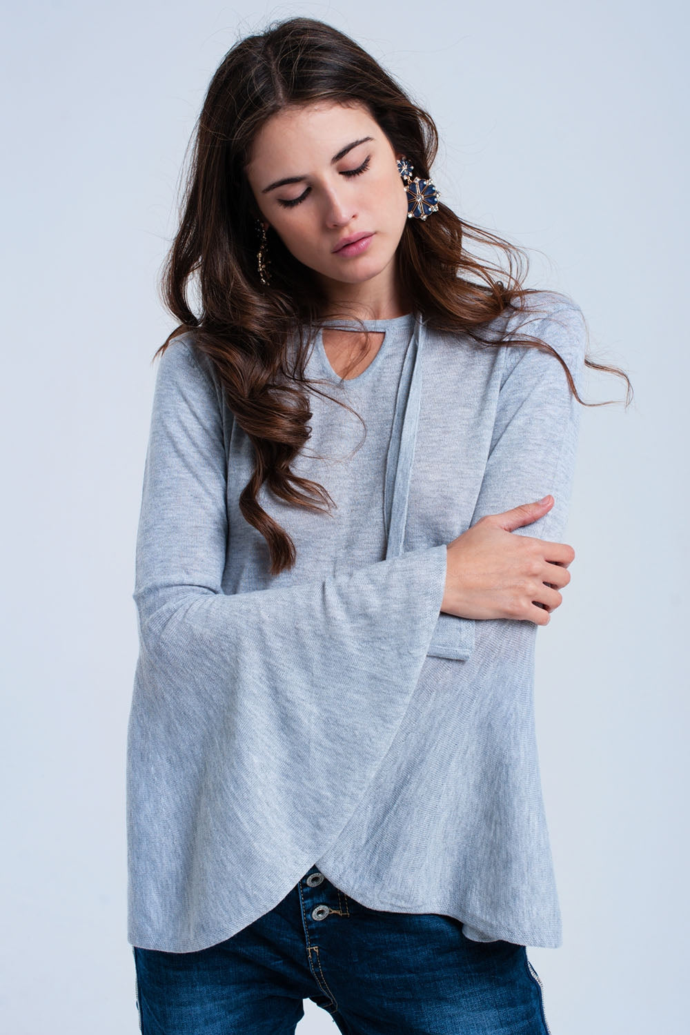 Q2 Maglione grigio con maniche a campana