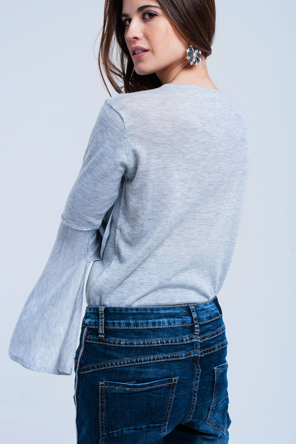 Maglione grigio con maniche a campana