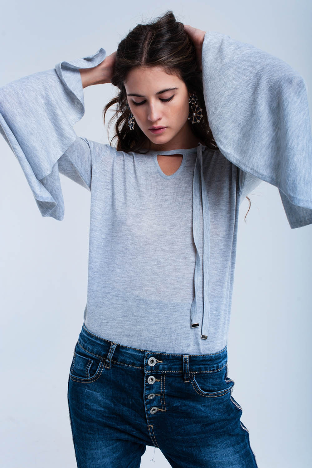 Maglione grigio con maniche a campana