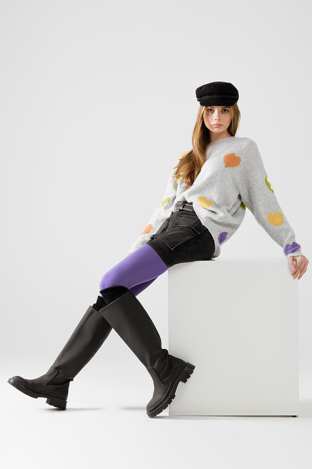 Q2 Maglione grigio con scollo a barca e stampa a cuore