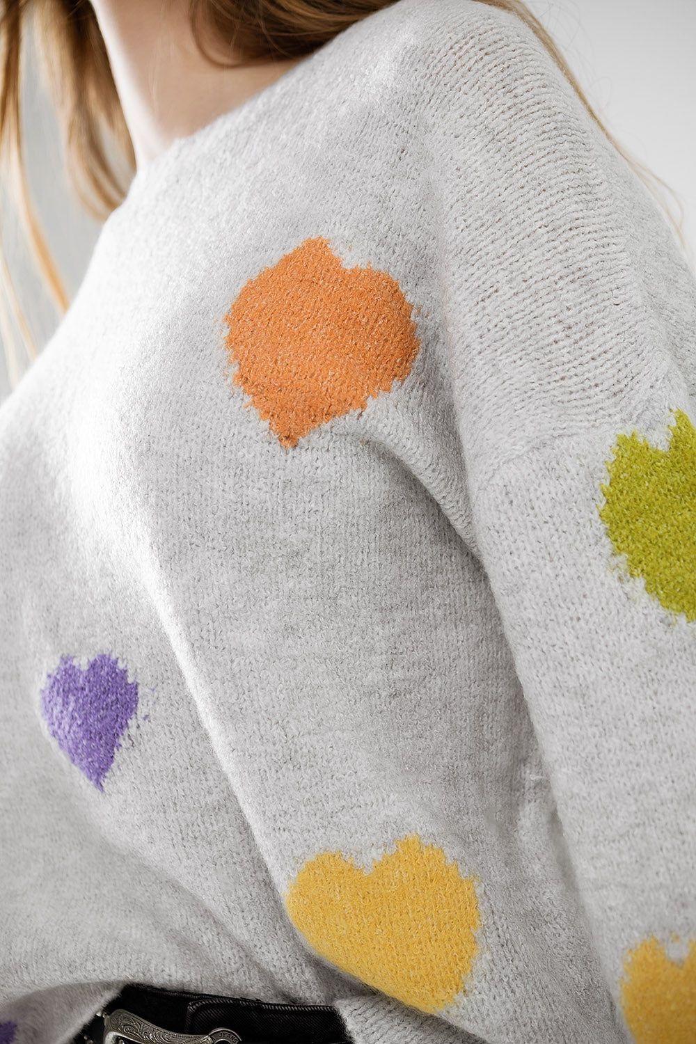 Maglione grigio con scollo a barca e stampa a cuore