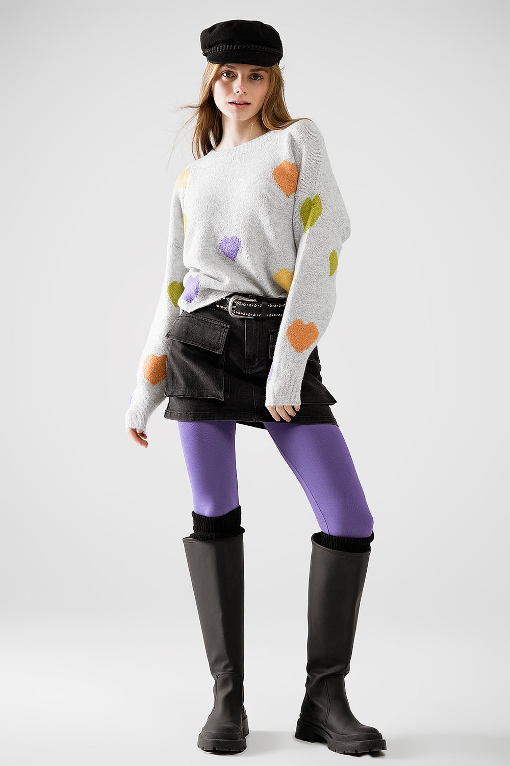 Maglione grigio con scollo a barca e stampa a cuore