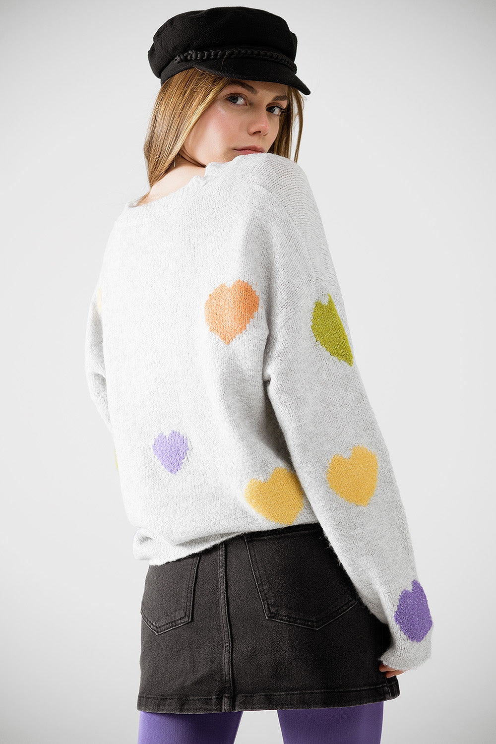 Maglione grigio con scollo a barca e stampa a cuore