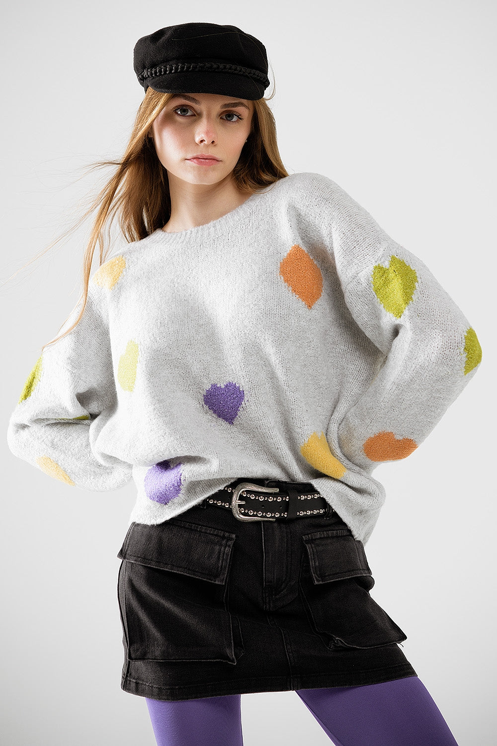 Maglione grigio con scollo a barca e stampa a cuore