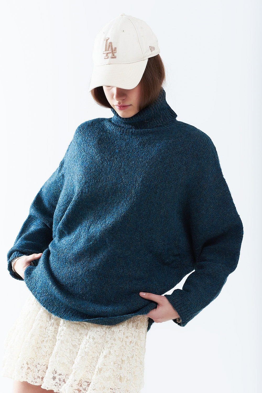 Q2 Maglione oversize color verde acqua con collo alto e maniche larghe