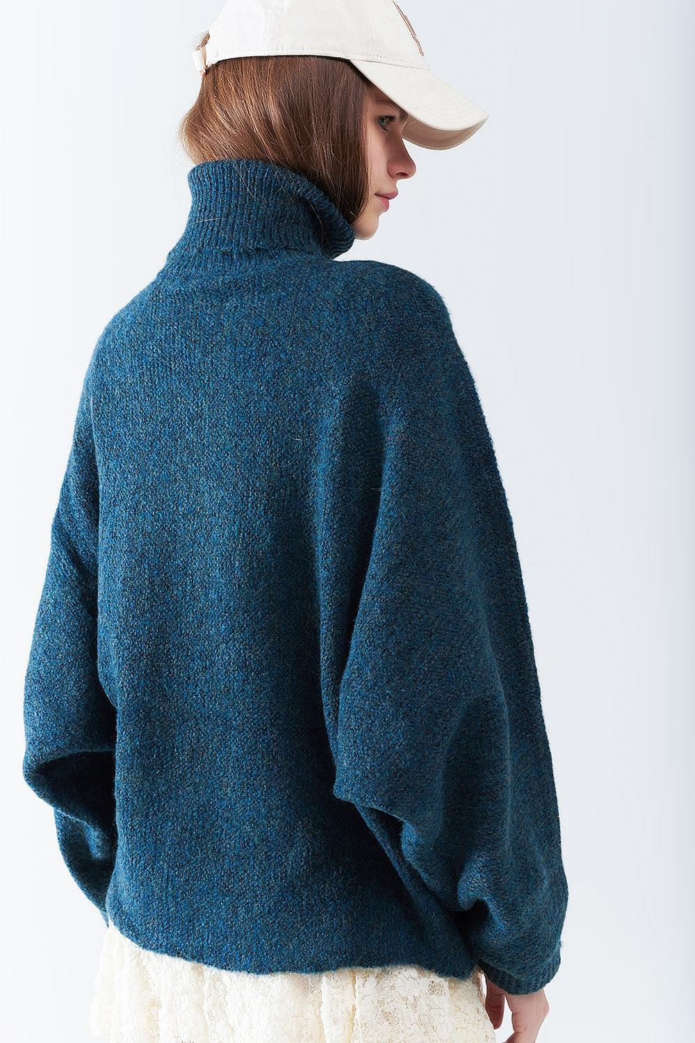 Maglione oversize color verde acqua con collo alto e maniche larghe