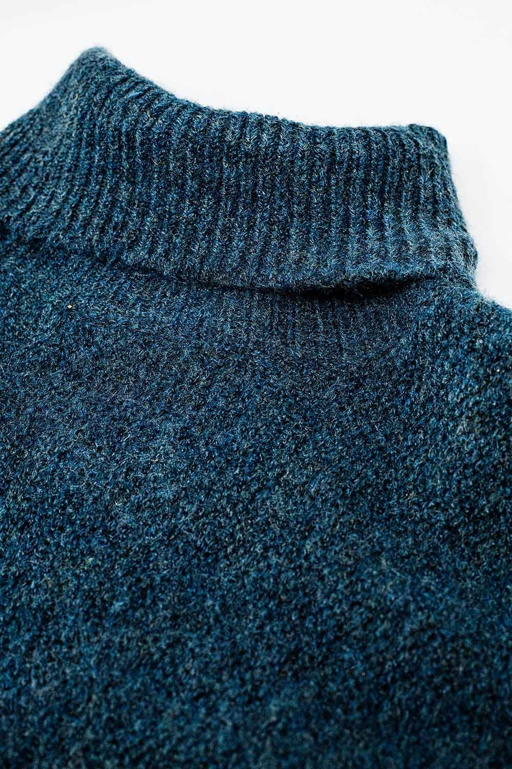Maglione oversize color verde acqua con collo alto e maniche larghe