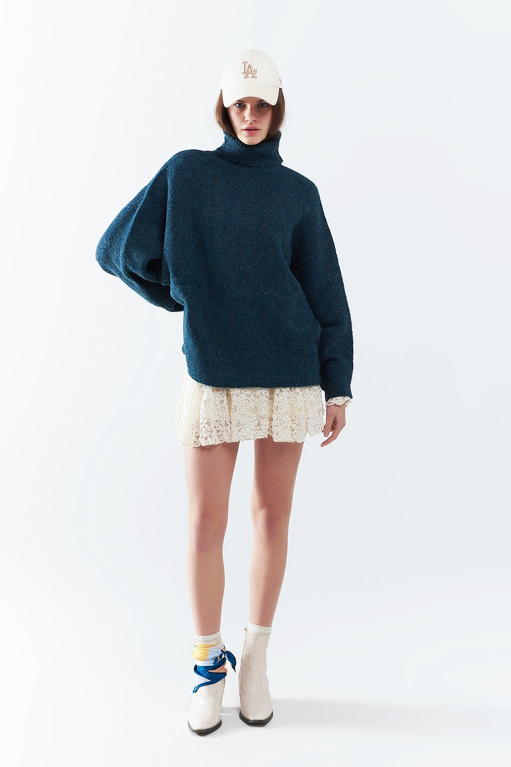 Maglione oversize color verde acqua con collo alto e maniche larghe