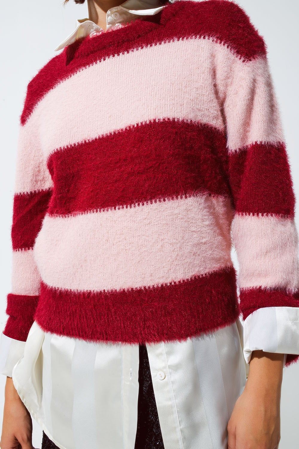 Maglione rosa a righe e girocollo