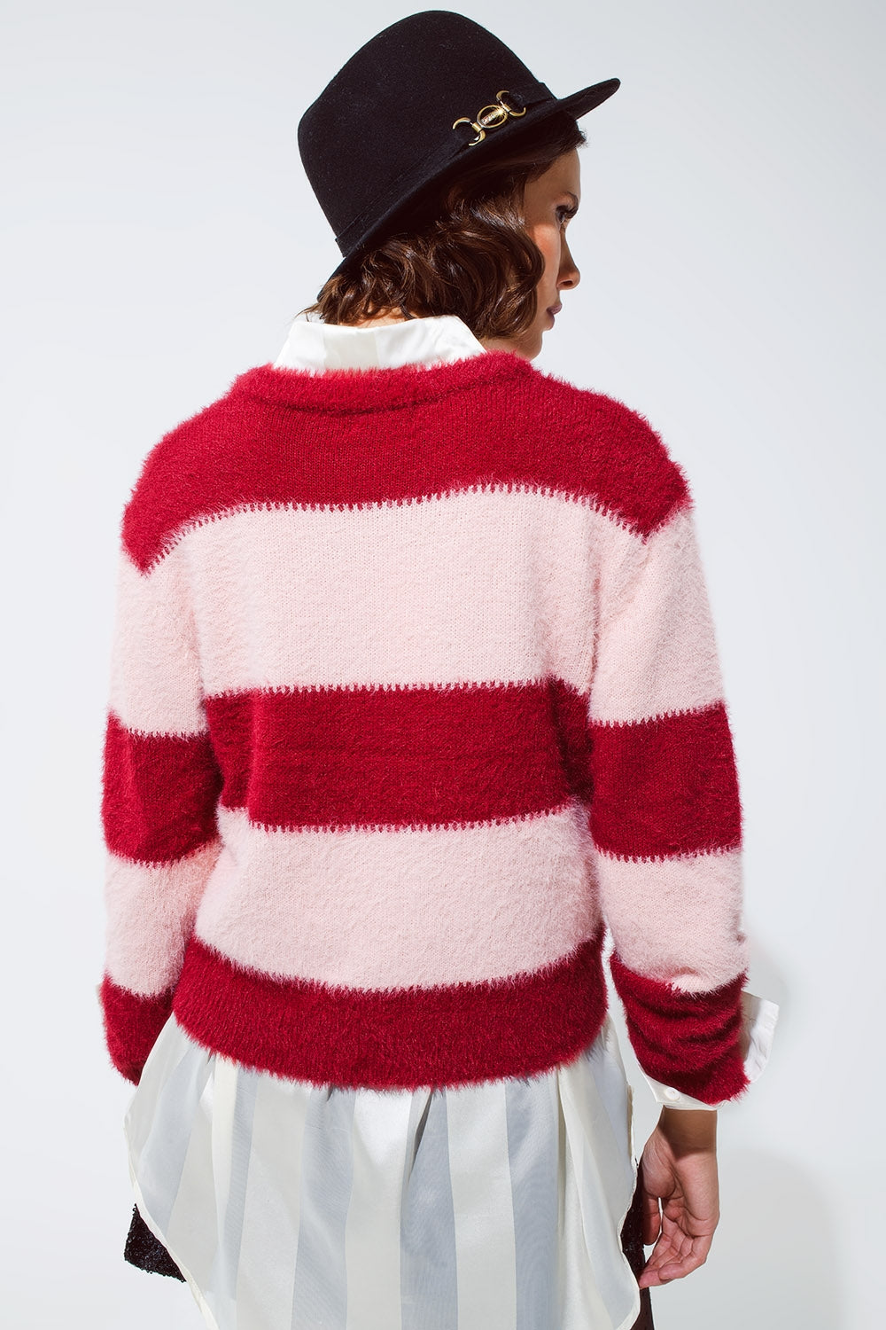 Maglione rosa a righe e girocollo