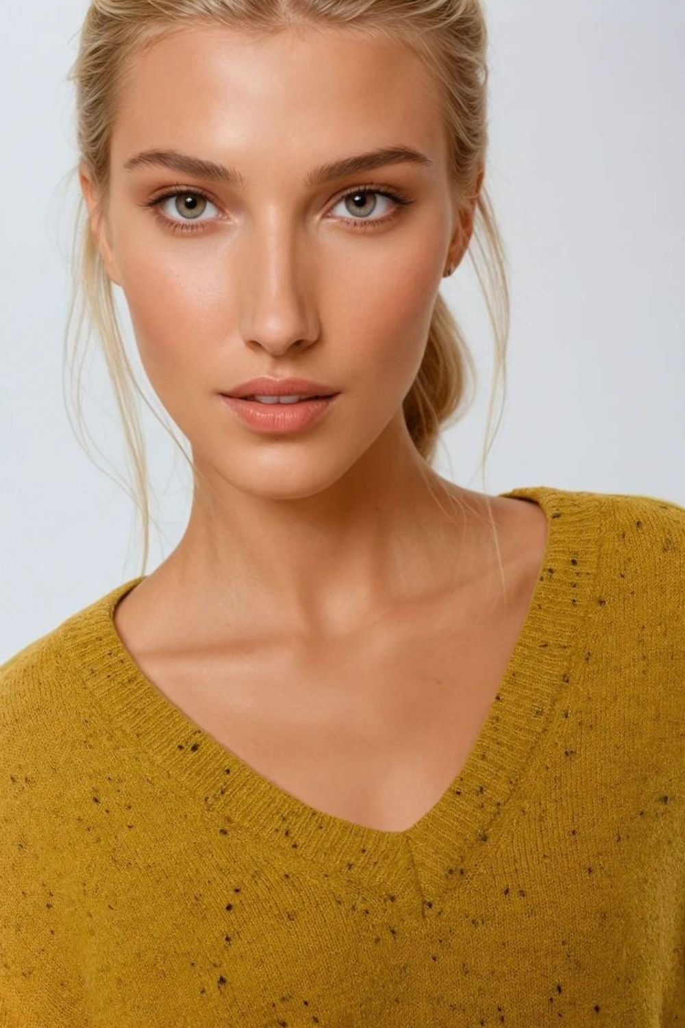 Q2 Maglione specchiato con scollo a V e vestibilità rilassata in giallo senape