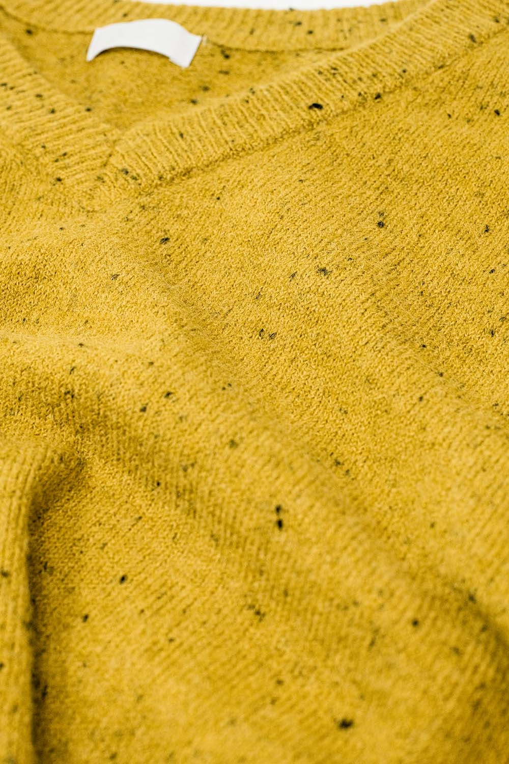 Maglione specchiato con scollo a V e vestibilità rilassata in giallo senape