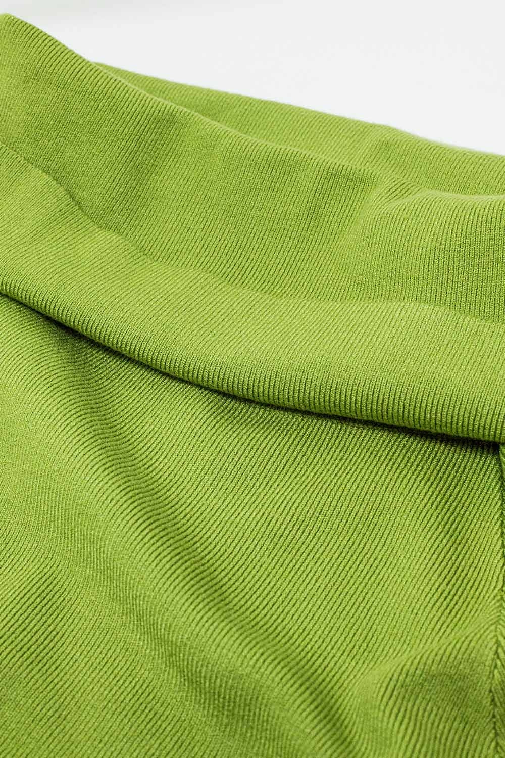 maglione verde a maglia fine con ampio collo a barca