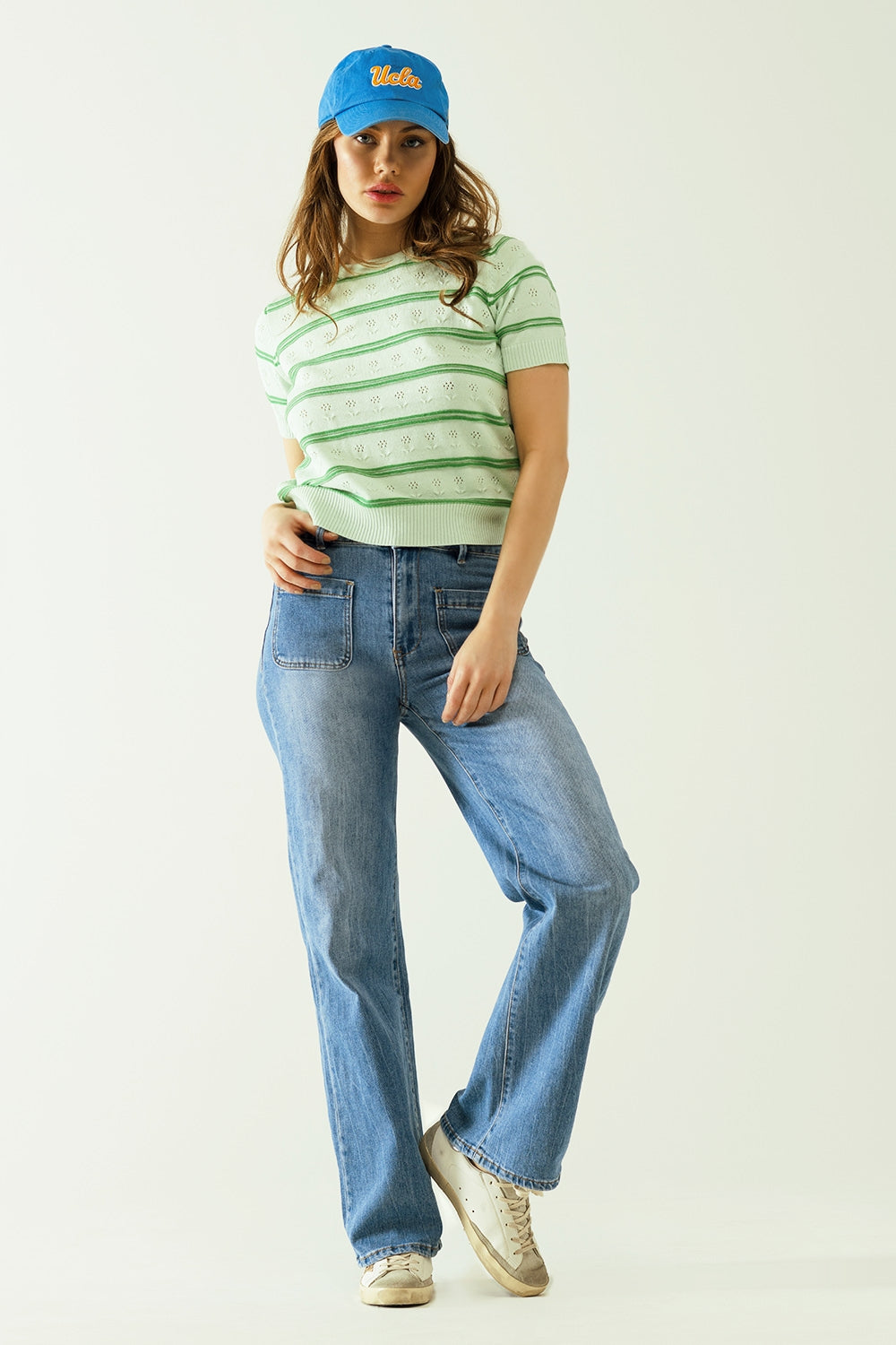 Maglione verde chiaro a righe verde scuro con discreti dettagli floreali