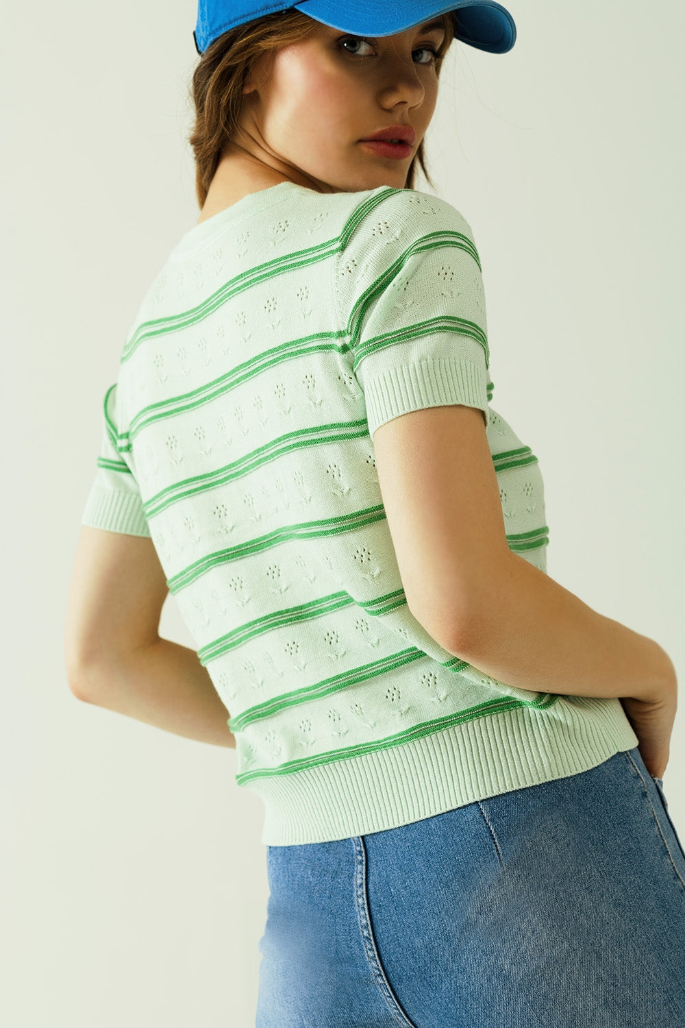 Maglione verde chiaro a righe verde scuro con discreti dettagli floreali