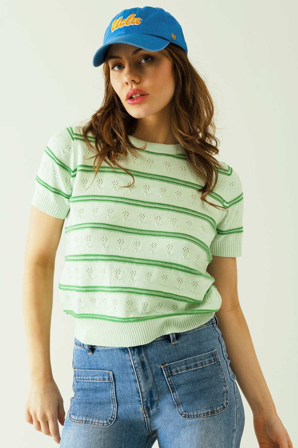 Maglione verde chiaro a righe verde scuro con discreti dettagli floreali
