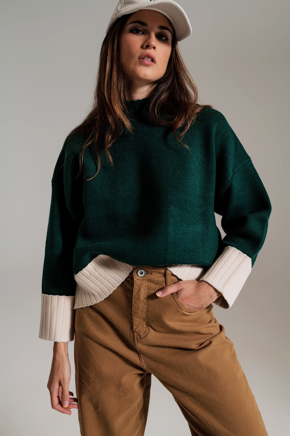 Q2 Maglione verde con polsini e bordo bianchi a costine
