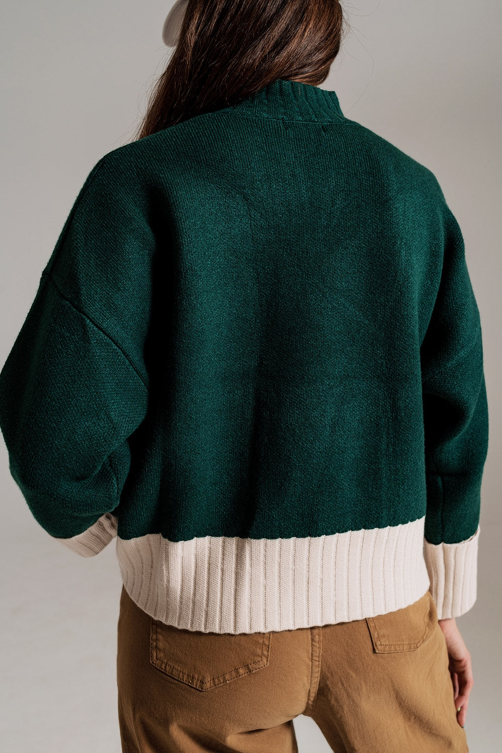 Maglione verde con polsini e bordo bianchi a costine