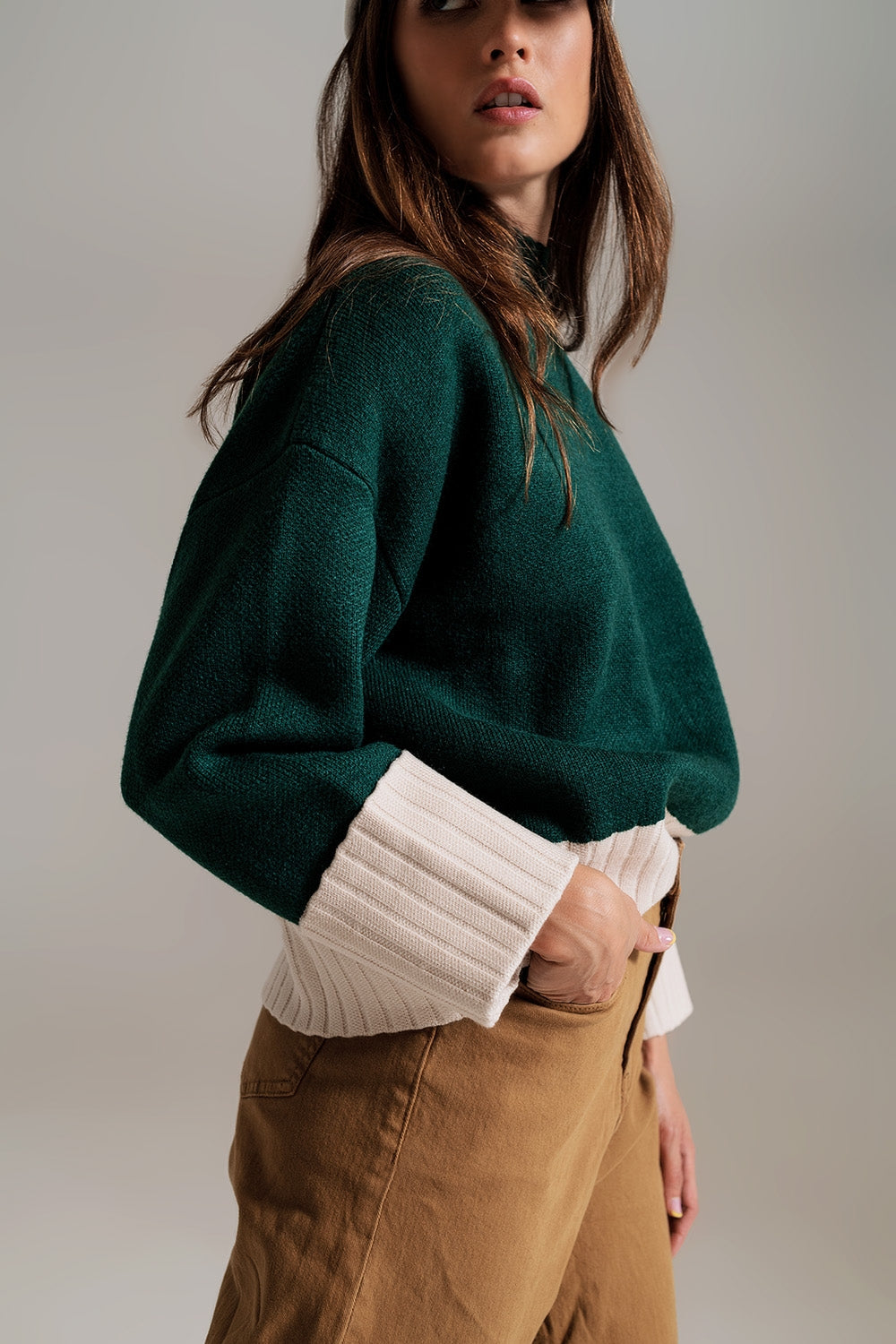 Maglione verde con polsini e bordo bianchi a costine