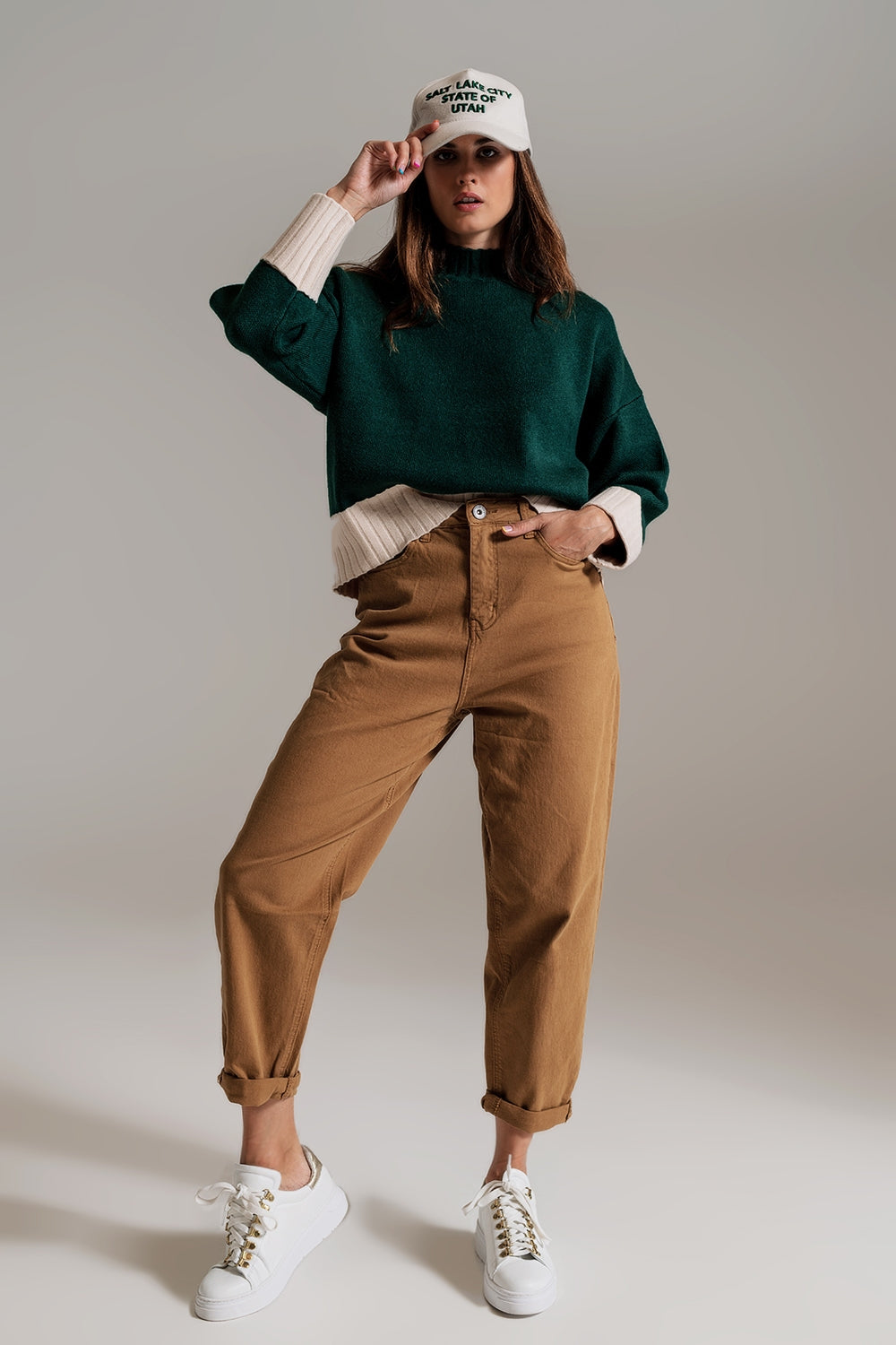Maglione verde con polsini e bordo bianchi a costine