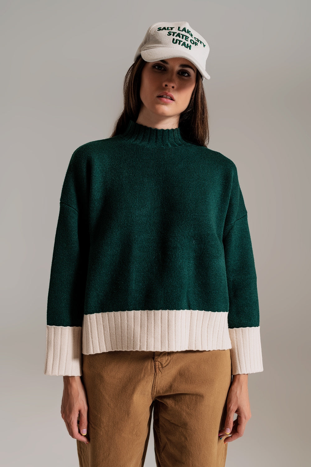 Maglione verde con polsini e bordo bianchi a costine