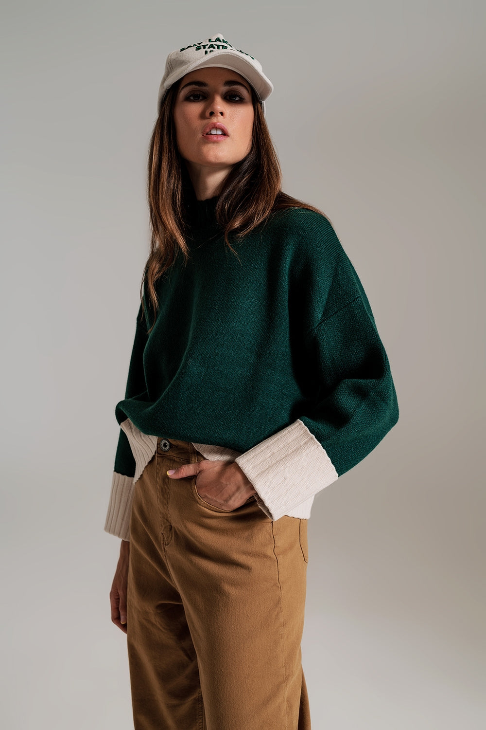 Maglione verde con polsini e bordo bianchi a costine