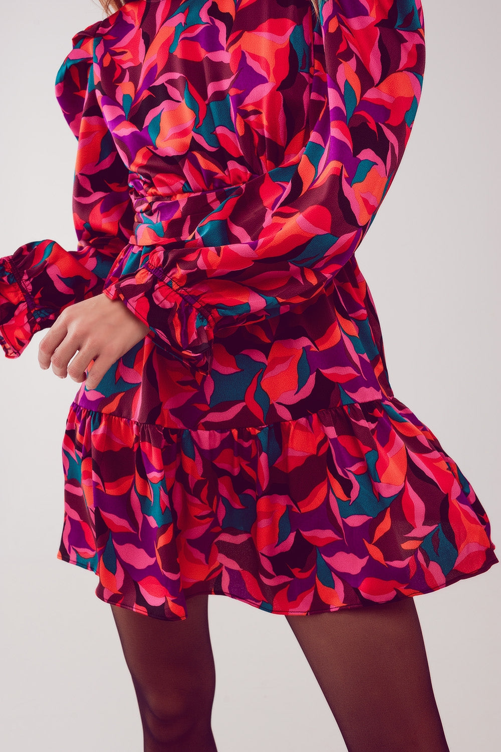 Mini abito fucsia con maniche a sbuffo