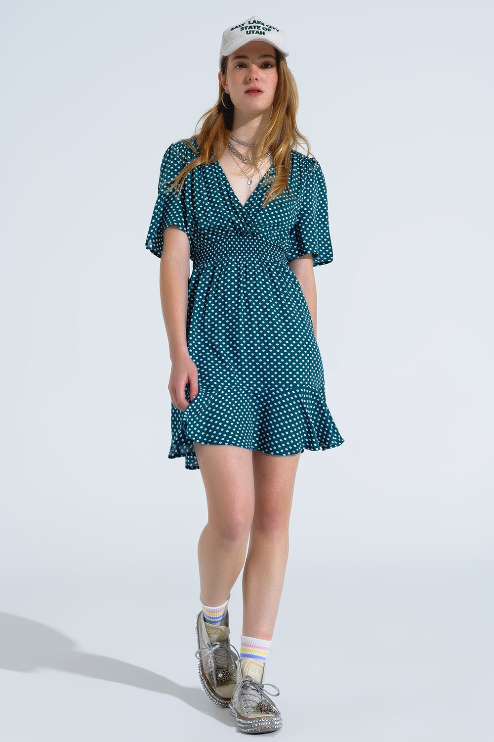 Mini abito verde con vita avvolgente sul davanti e stampa floreale