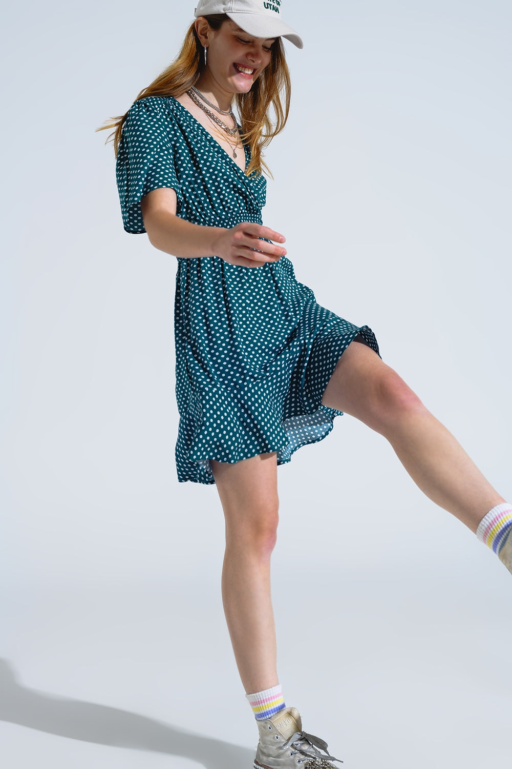 Mini abito verde con vita avvolgente sul davanti e stampa floreale