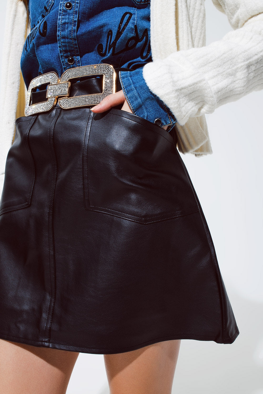 Minigonna nera in similpelle con tasche