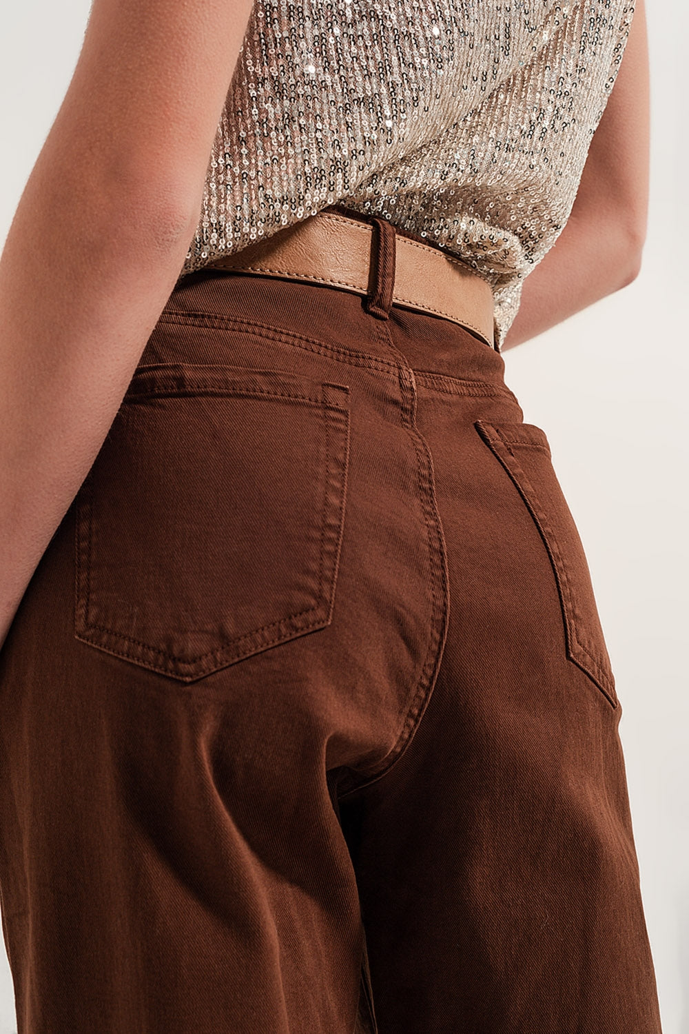 Mom jeans a vita alta con pieghe sul davanti in marrone