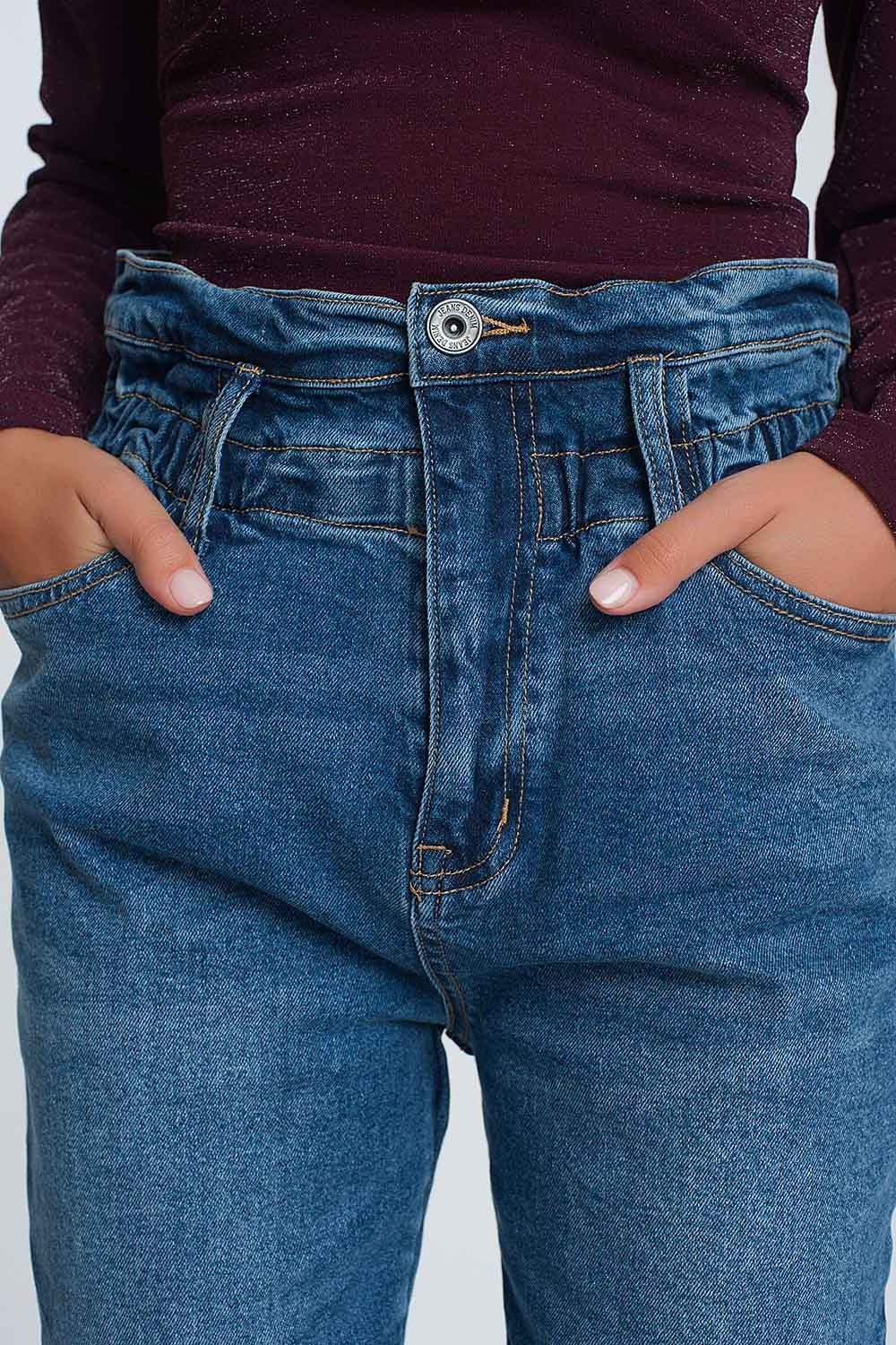 Mom jeans con vita alta arricciata in blu lavaggio scuro