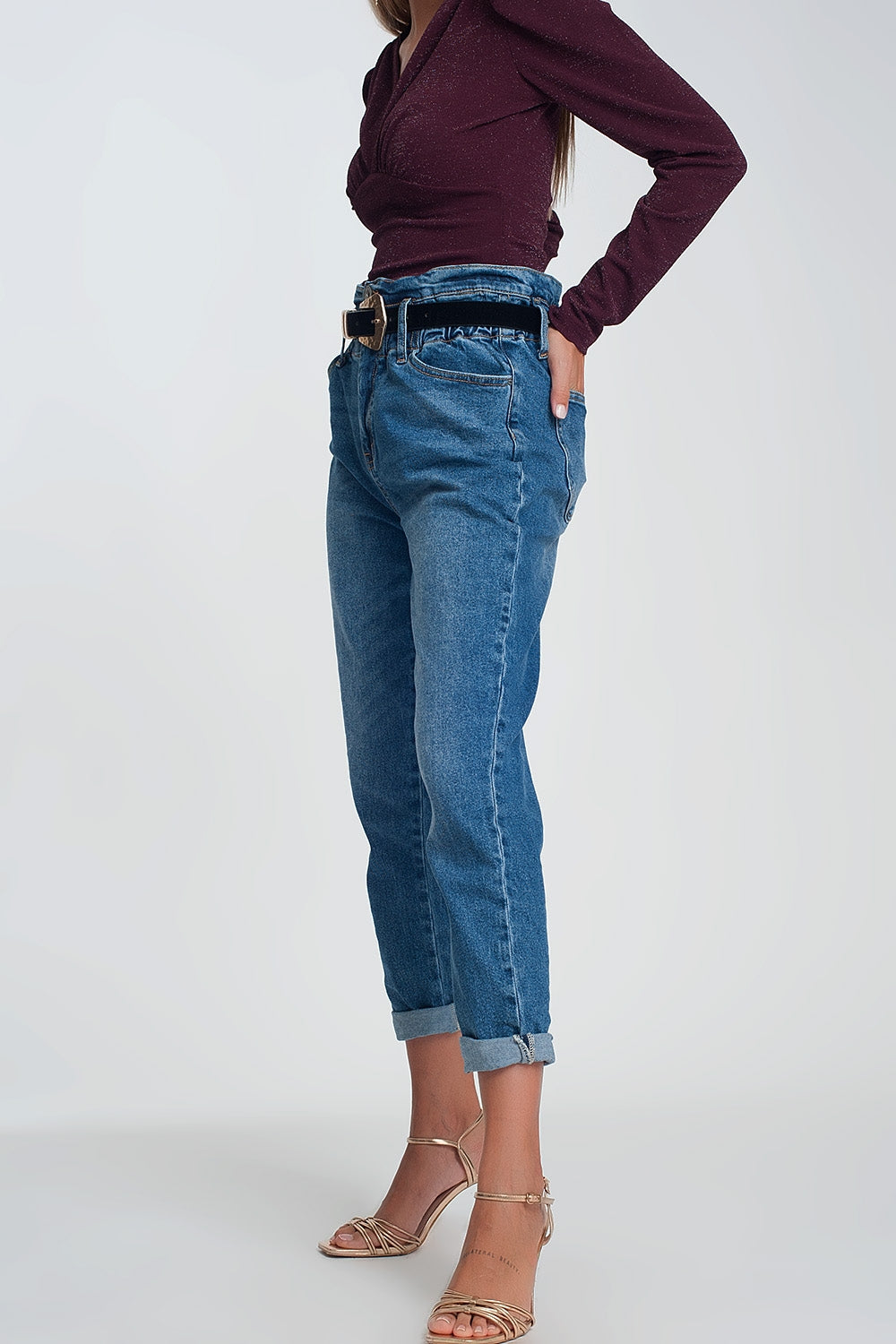 Mom jeans con vita alta arricciata in blu lavaggio scuro