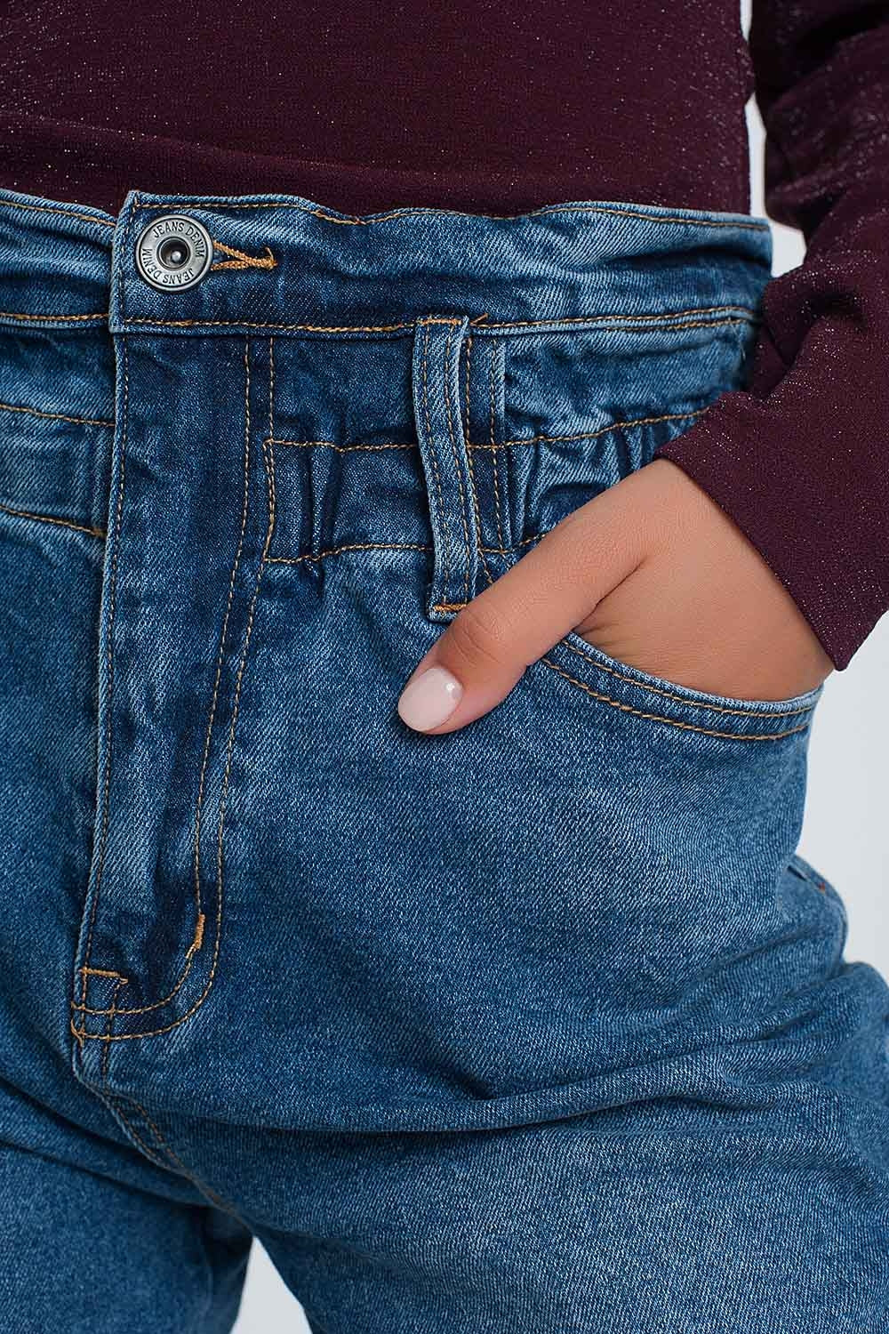 Mom jeans con vita alta arricciata in blu lavaggio scuro
