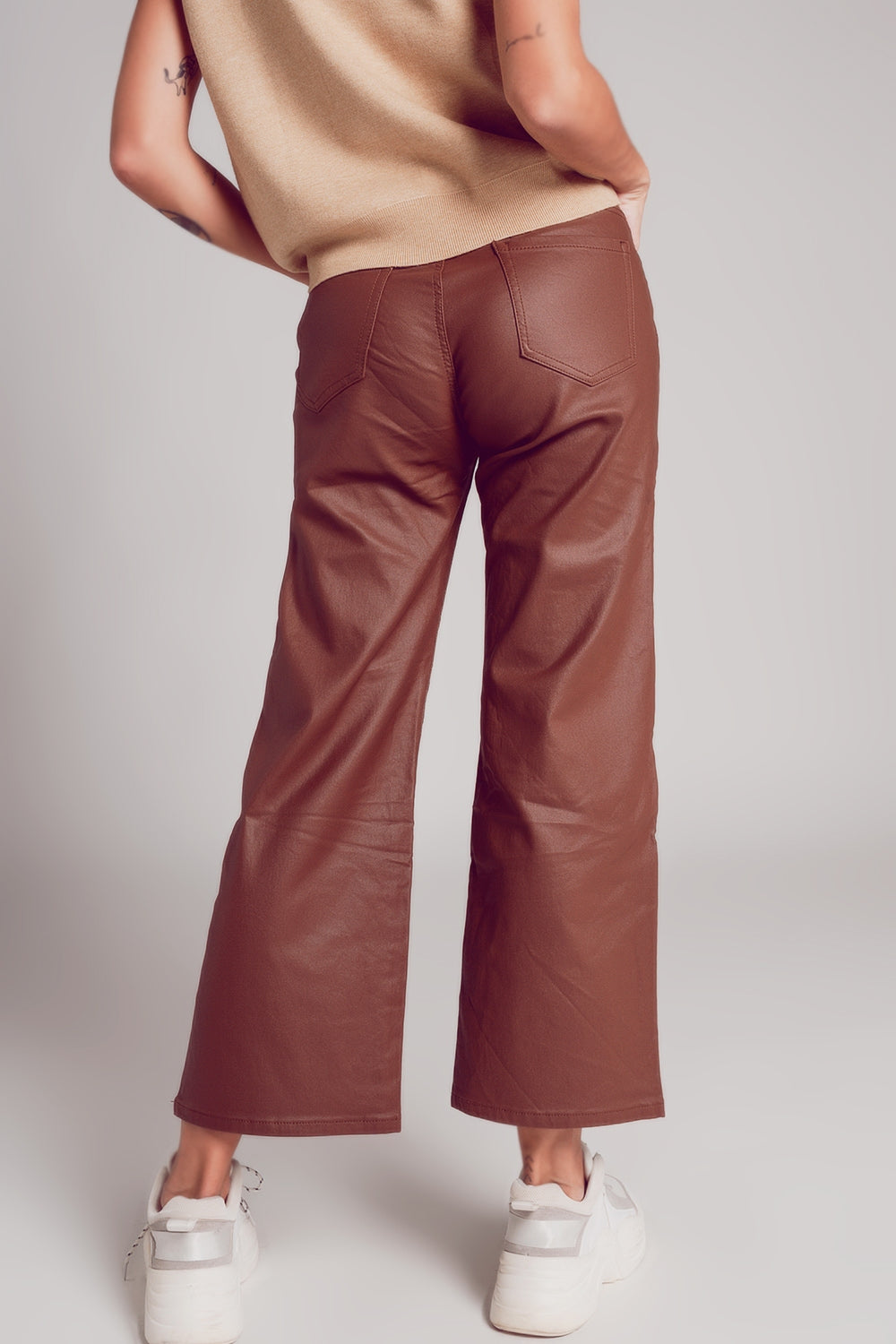 Pantaloni a fondo ampio in pelle sintetica marrone