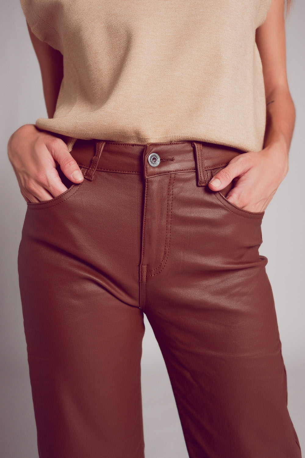 Pantaloni a fondo ampio in pelle sintetica marrone