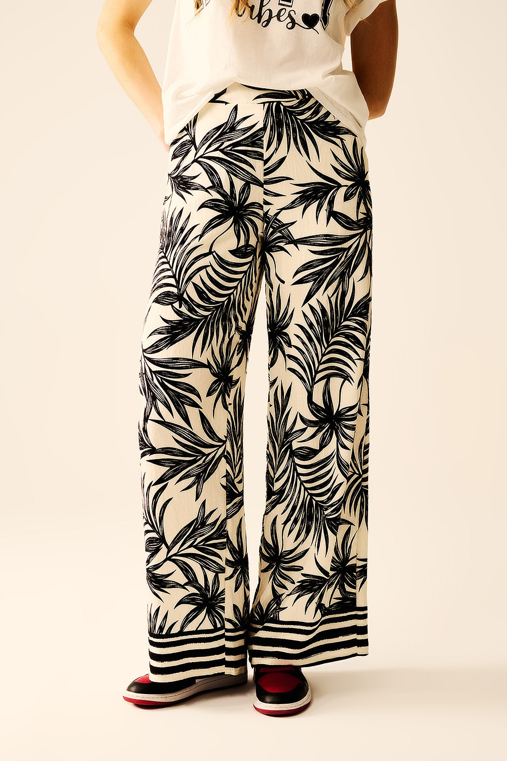 Pantaloni a Gamba Larga in Bianco con Dettaglio Floreale in Nero