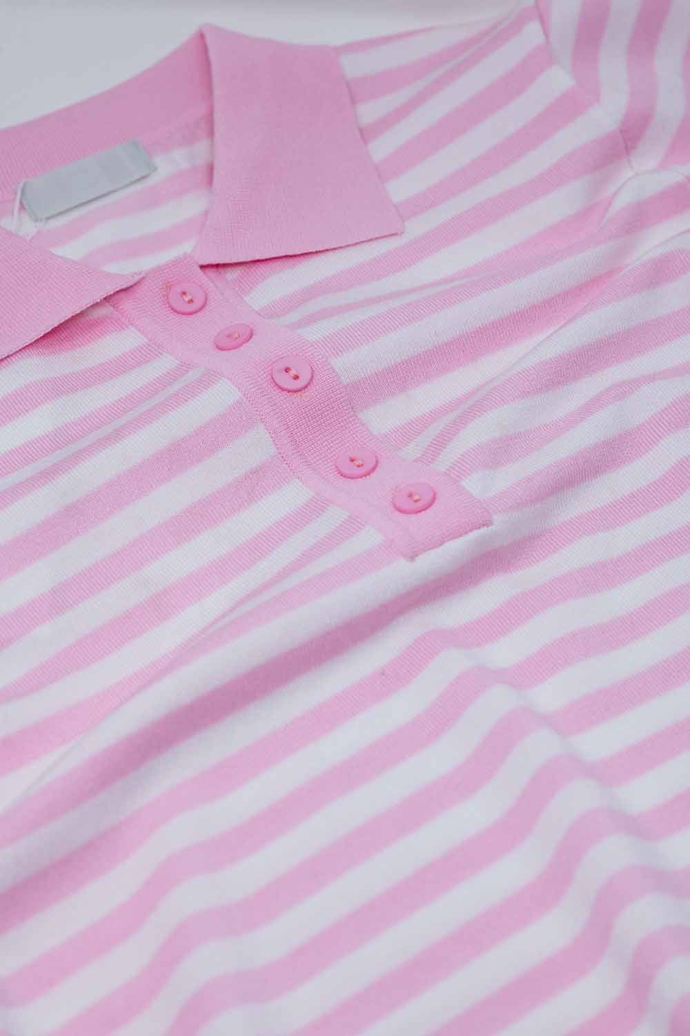 Polo bianca a maniche corte con righe rosa chiaro e dettagli frontali con bottoni