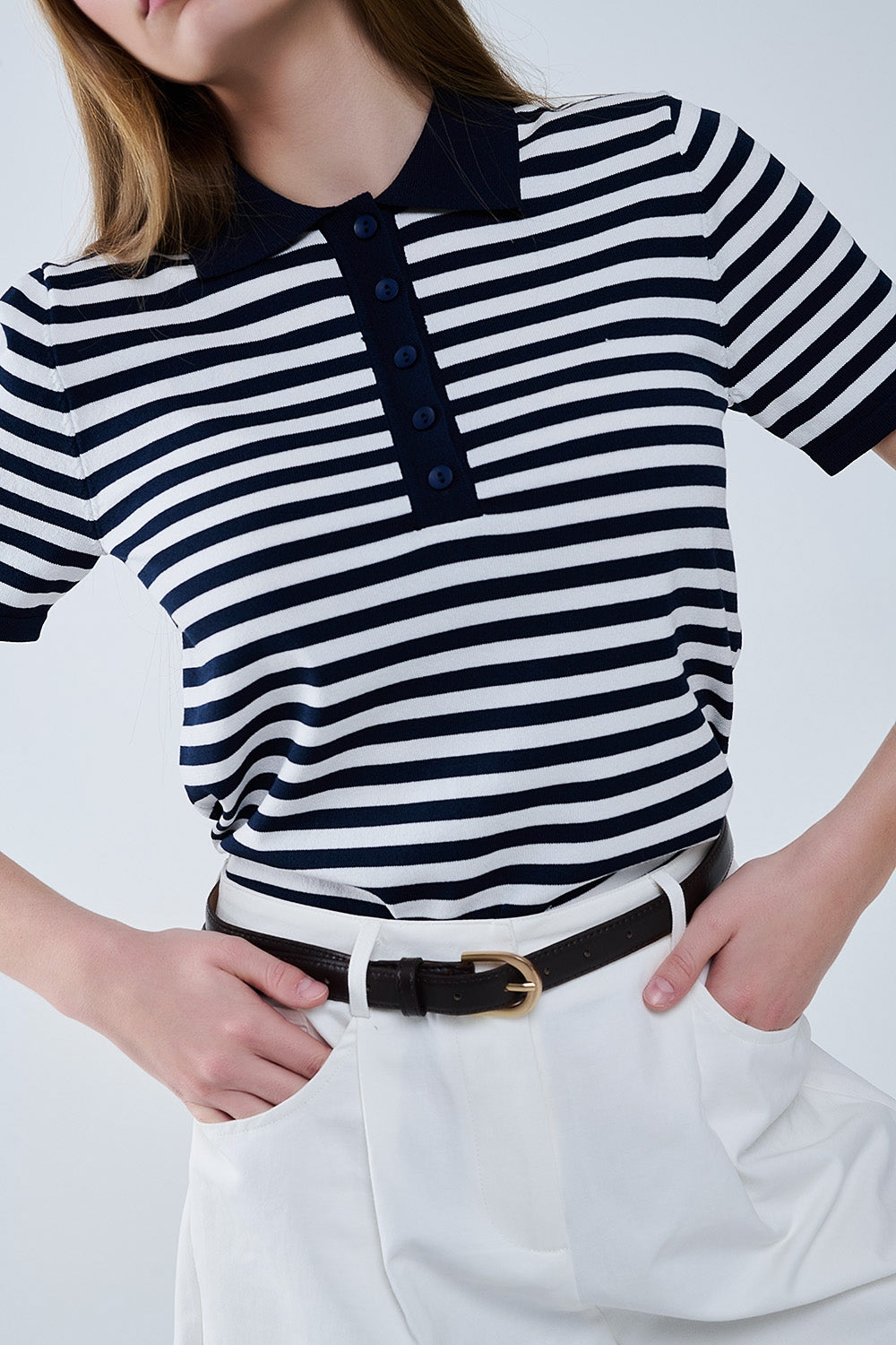 Polo in maglia a righe bianche e blu