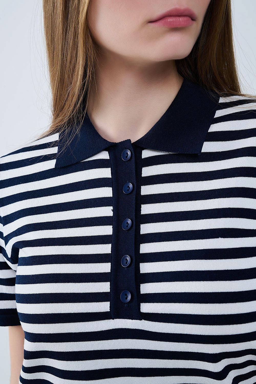 Polo in maglia a righe bianche e blu