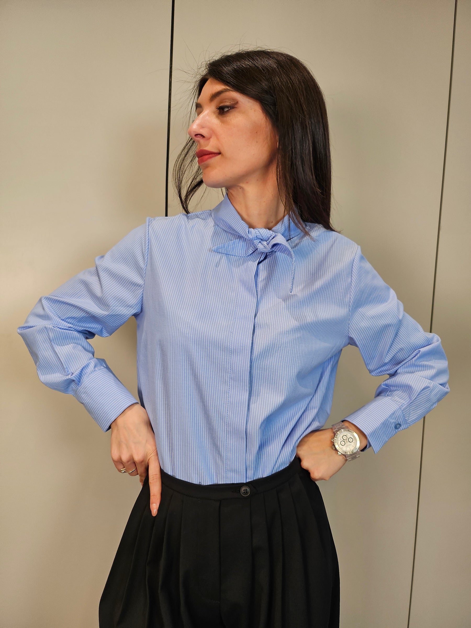 Camicia gessata con nodo