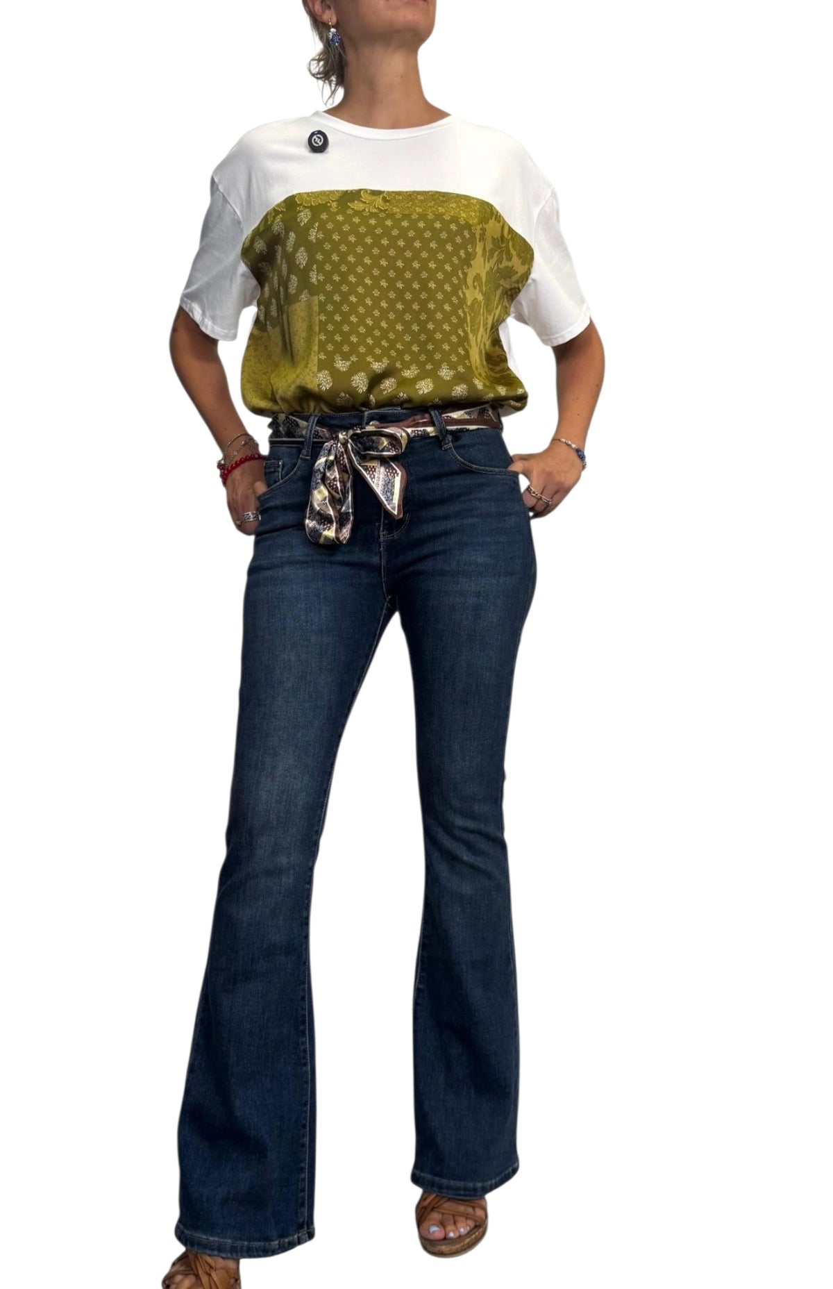 Jeans zampa con cintura foulard