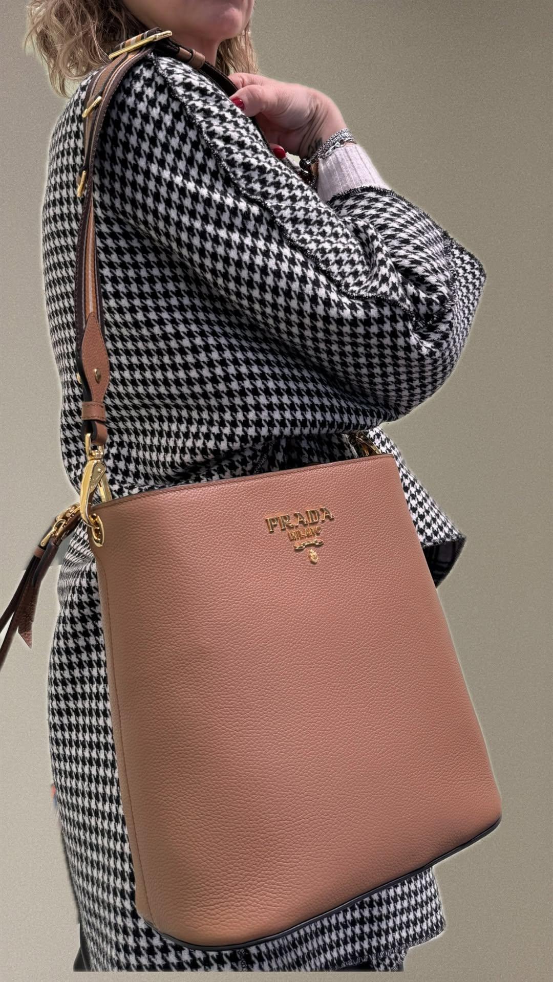 PRADA secchiello cognac con tracolla jacquard