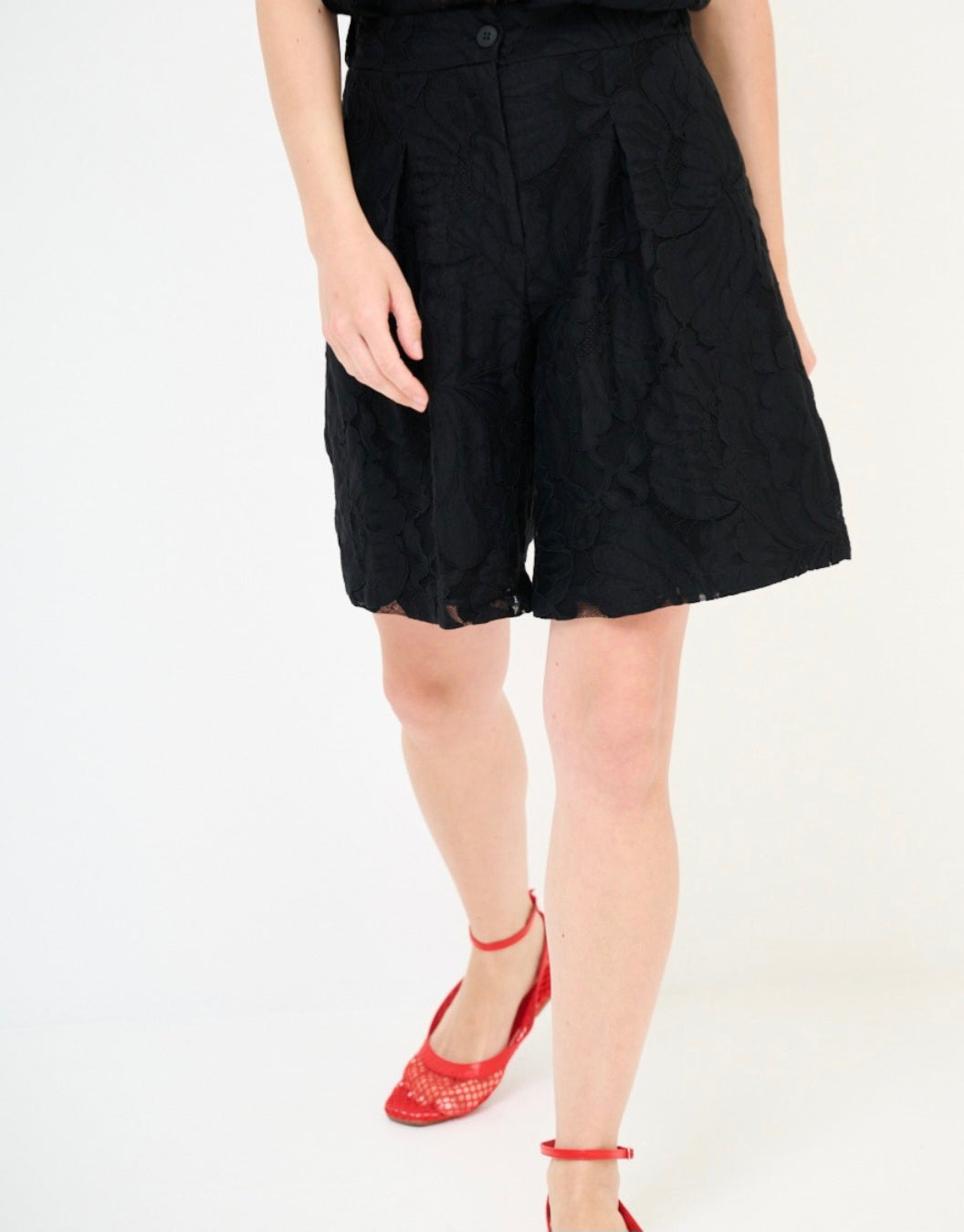Completo pantaloncini e maglia pizzo