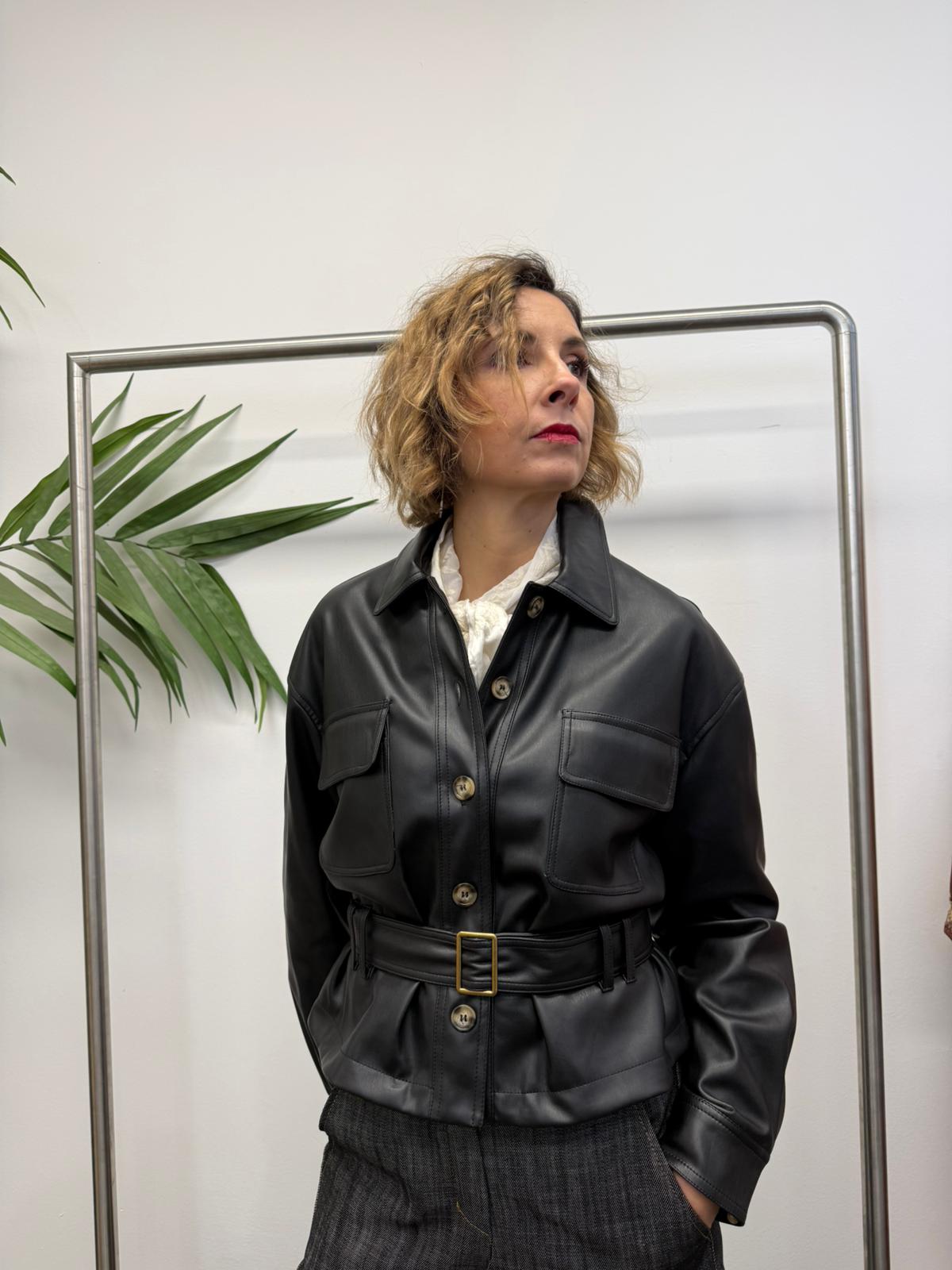 Giacca crop effetto pelle con cintura