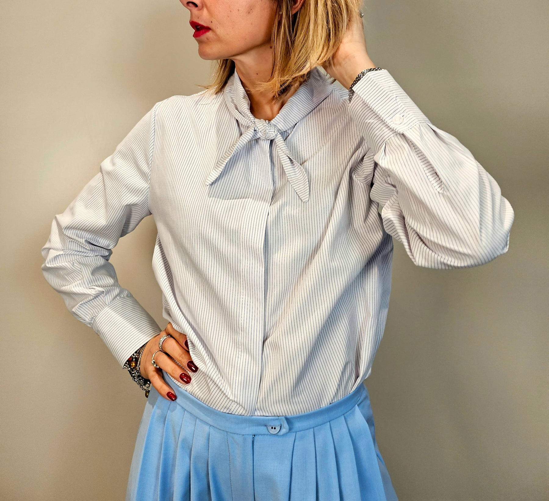 Camicia gessata con nodo