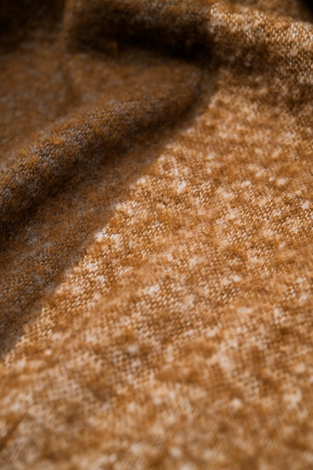 Sciarpa a maglia grossa in blocco di colore marrone con frange